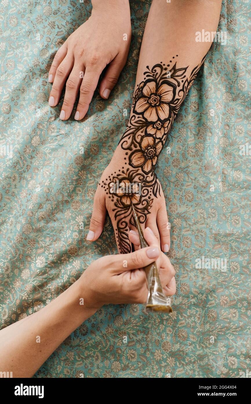 Henna Tattoo Hand Fotos Und Bildmaterial In Hoher Aufl sung Alamy